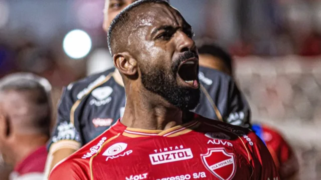 VAR frustra festa do Vila Nova e anula gol de Everton Galdino no fim do 1º tempo